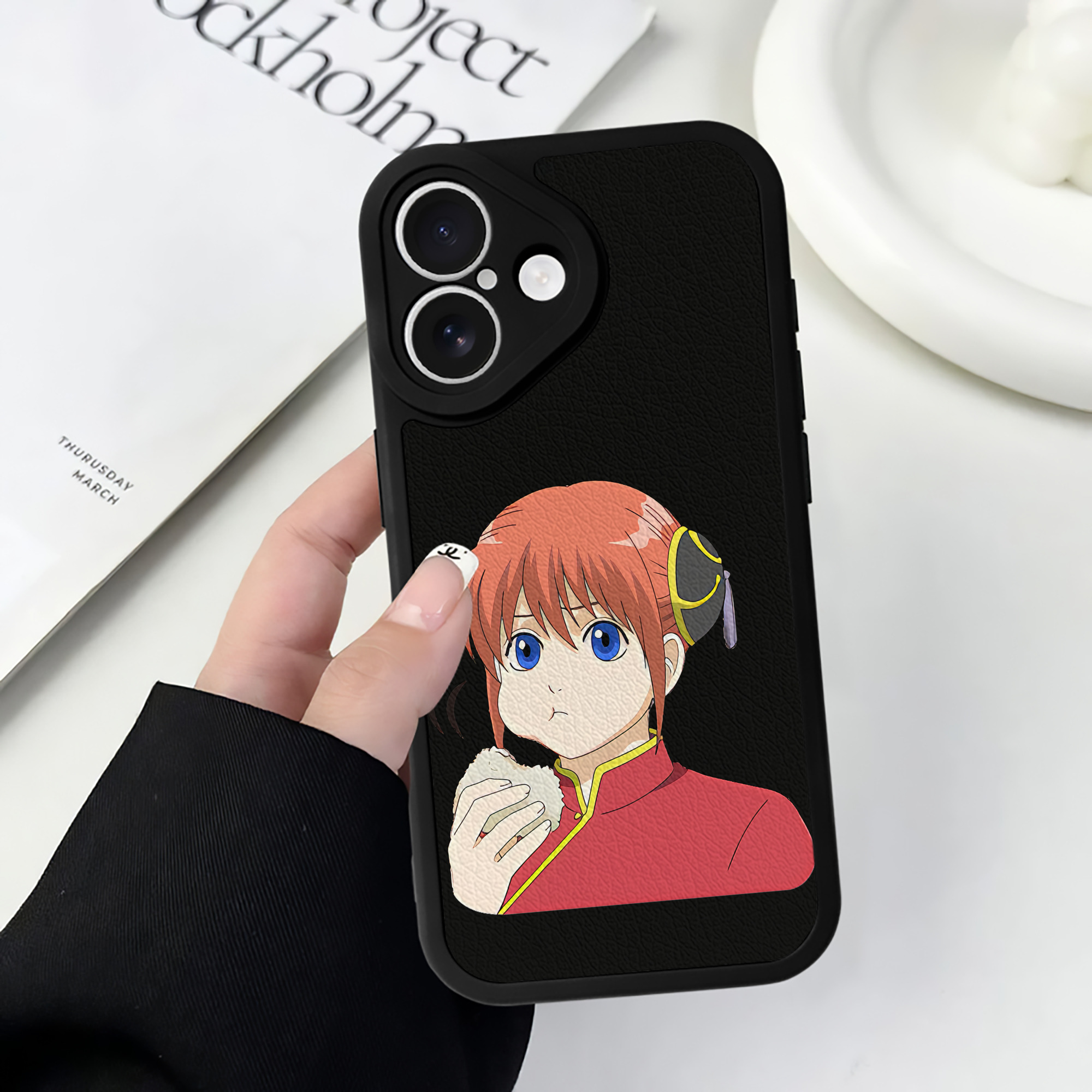 （画像用） ぎんたま 坂田銀時（さかたぎんとき） 神楽 志村新八（しむら しんぱち） GINTAMA Sakata Gintoki Kagura Shimura Shinpachi 【iPhone 16シリーズ対応】シリコンスマホケース（レザー調） 材質：シリコン